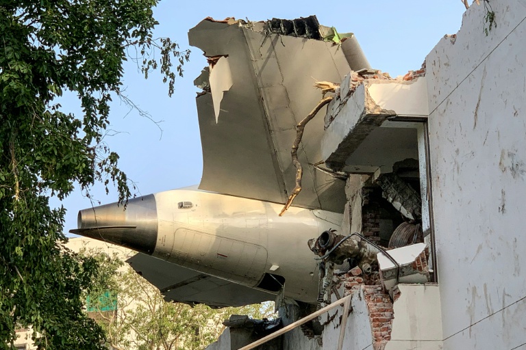 https://d.ibtimes.com/en/full/4604521/tailpiece-crashed-air-india-dreamliner-juts-building-ahmedabad.jpg