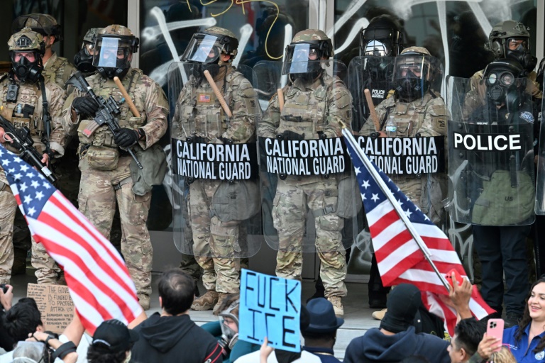 https://d.ibtimes.com/en/full/4604554/california-national-guard-stand-alongside-law-enforcement-during-protests-los-angeles-june-10.jpg