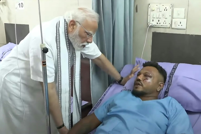 https://d.ibtimes.com/en/full/4604619/indian-prime-minister-narendra-modi-l-paid-visit-vishwash-kumar-ramesh-hospital-where-he-was.jpg