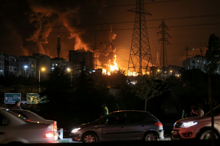 https://d.ibtimes.com/en/full/4605112/vehicles-jam-highway-fire-blazes-nearby-oil-depots-shahran-northwest-tehran.jpg