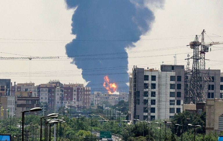 https://d.ibtimes.com/en/full/4605127/plume-heavy-smoke-fire-rise-over-oil-refinery-southern-tehran-after-overnight-israeli-strike.jpg