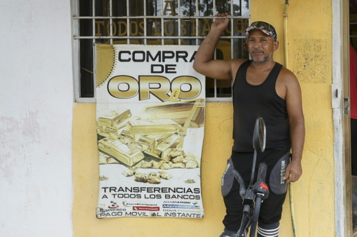 Gold dealers dot the streets of El Dorado