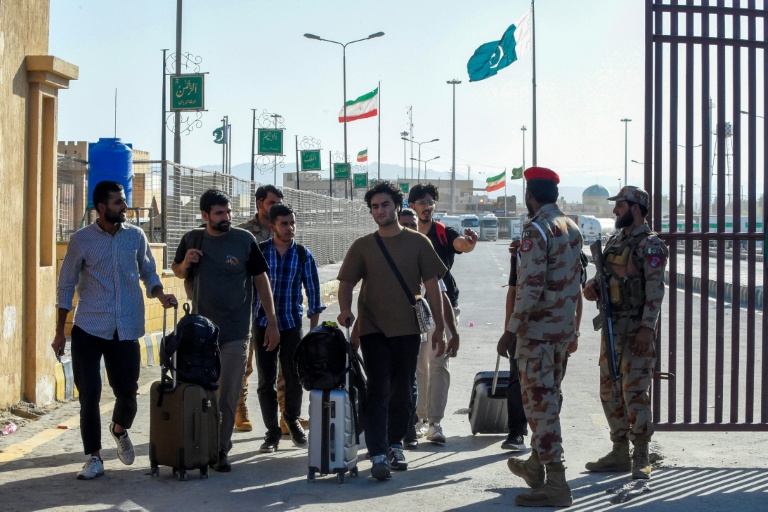 https://d.ibtimes.com/en/full/4606080/thousands-pakistanis-including-many-students-have-begun-returning-home-iran-israel-tehran.jpg