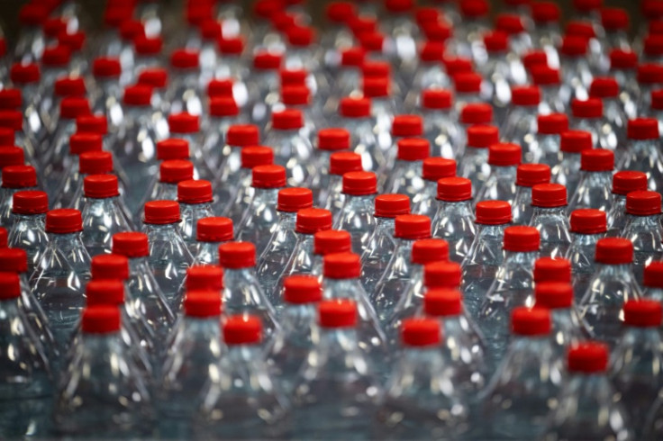 For water, both flat and sparkling, the amount of microplastic was relatively low in all cases