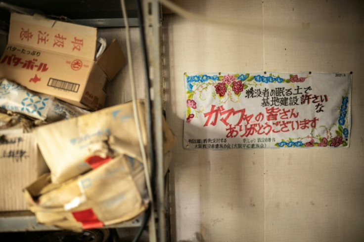 A thank you message from the Osaka War Dead Family Association, with an additional message (top R) that reads "We don't allow the construction of the military base with soil where the war dead lie", at the office of Takamatsu Gushiken