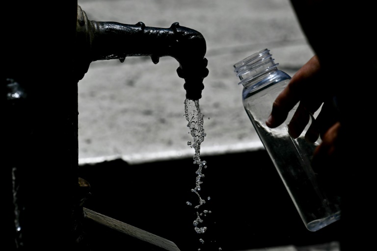 https://d.ibtimes.com/en/full/4607760/people-have-been-advised-keep-hydrated-wear-loose-clothing-not-venture-out-heat-day.jpg