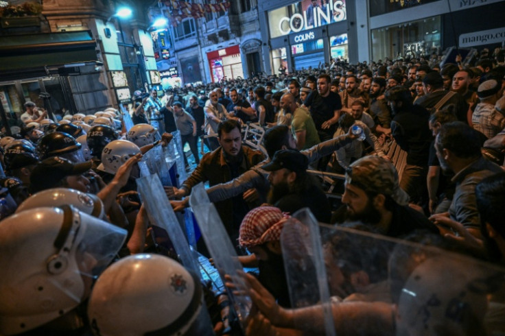 Hundreds of angry protesters clashed with Turkish riot police late Monday near the offices of LeMan satirical magazine after allegations that it published a cartoon depicting the Prophet Mohammed