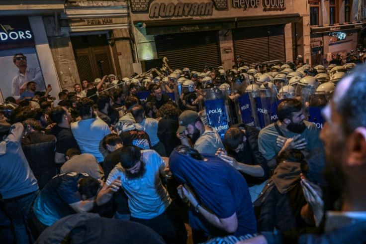 On Monday evening, around 400 hardline Islamist protesters clashed with Turkish riot police as they tried to storm a bar frequented by staffers from LeMan satirical magazine