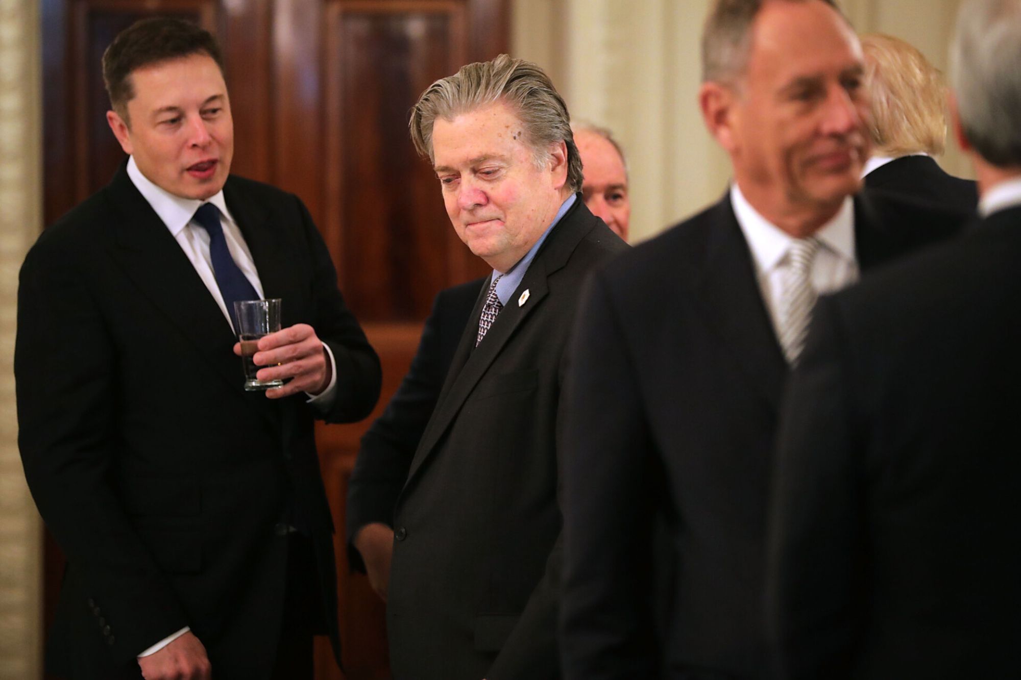 https://d.ibtimes.com/en/full/4608356/elon-musk-steve-bannon.jpg