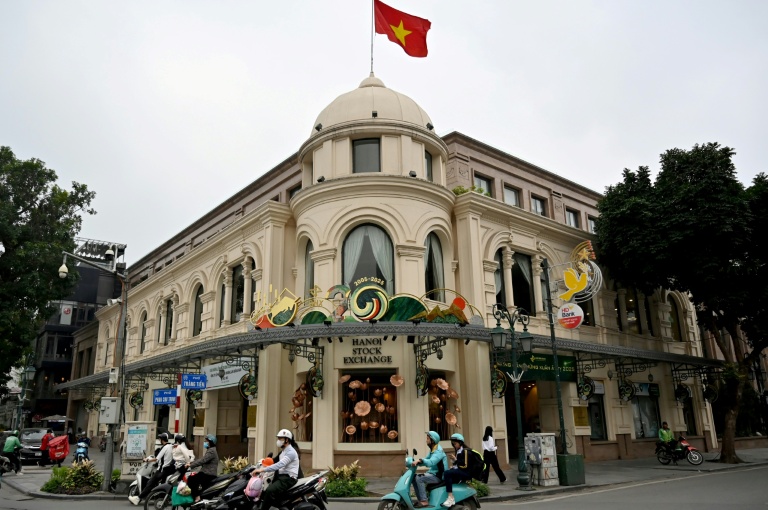 https://d.ibtimes.com/en/full/4608703/traders-hanoi-were-left-unimpressed-us-vietnam-deal-stock-market-falling-early-business.jpg