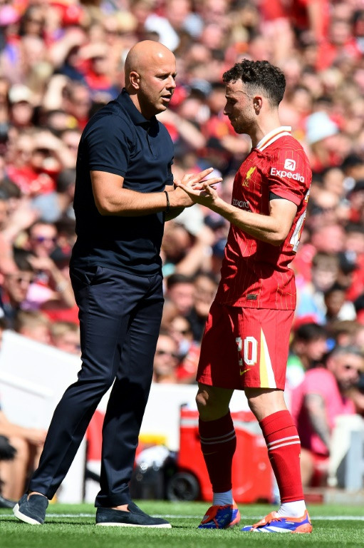 Arne Slot (L) talks to Diogo Jota during Liverpool's pre-season friendly against Sevilla in August 2024
