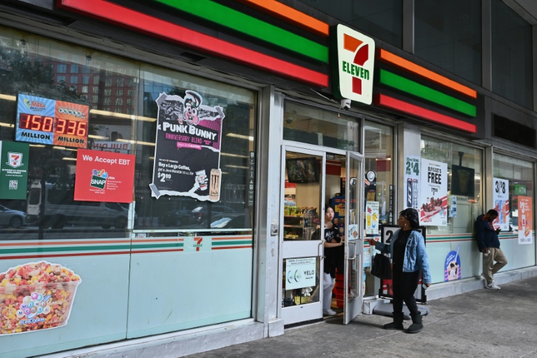https://d.ibtimes.com/en/full/4611234/tokyo-listed-shares-7-eleven-owner-seven-i-holdings-plunged-more-nine-percent-after-takeover.jpg