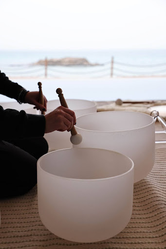 Kerry Müller Using Singing Bowls