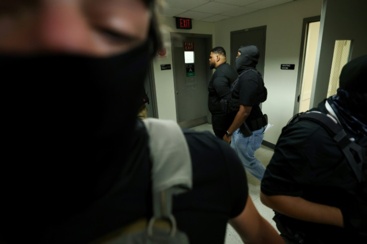 Agents arrested almost a dozen migrants from different countries in just a few hours