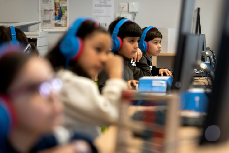 This photo shows pupils in a primary school class using AI for maths lessons