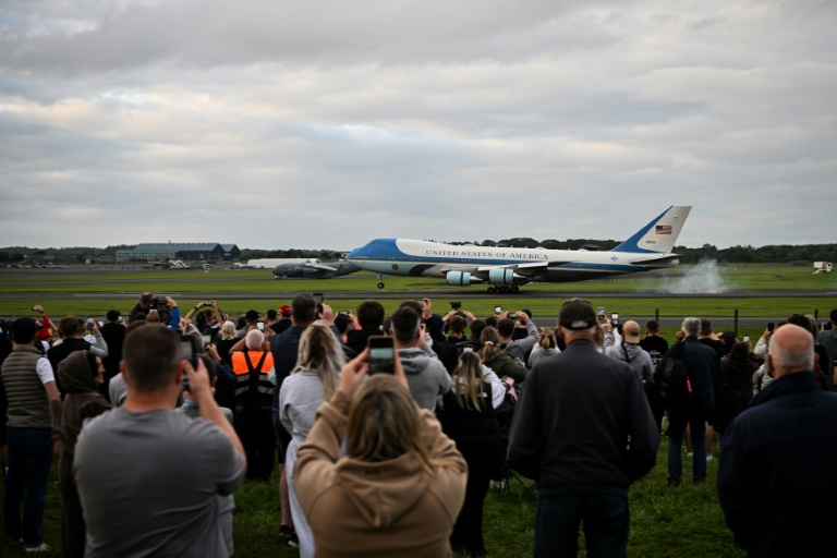https://d.ibtimes.com/en/full/4612884/air-force-one-landed-prestwick-airport.jpg