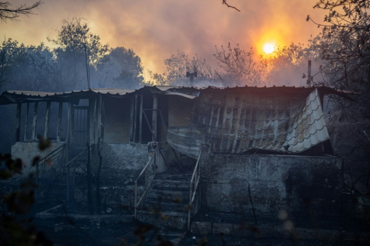 Firefighters are working in several areas of the Peloponnese