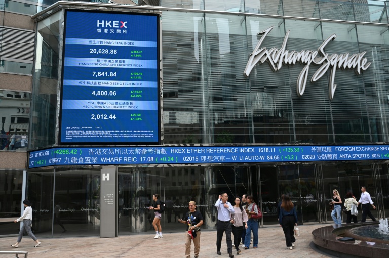 https://d.ibtimes.com/en/full/4613868/people-pass-electronic-sign-showing-price-hang-seng-index-exchange-square-hong-kong-april.jpg