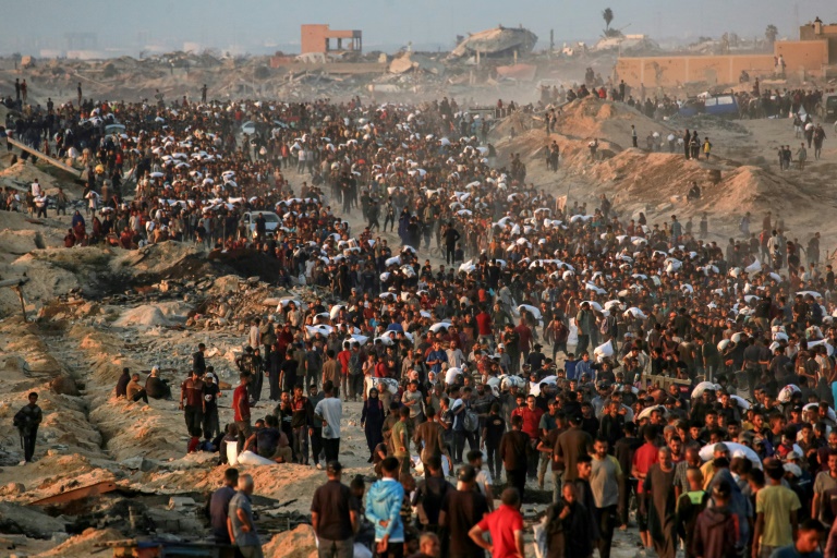 https://d.ibtimes.com/en/full/4613884/palestinians-facing-deadly-shortages-gaza-gather-recover-food-aid-convoys.jpg