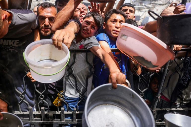 https://d.ibtimes.com/en/full/4614039/gazas-24-million-strong-palestinian-population-now-almost-entirely-reliant-international-food.jpg