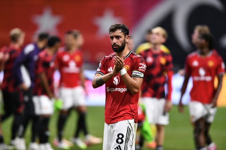 https://d.ibtimes.com/en/full/4614269/bruno-fernandes-manchester-united-greets-teammates-after-draw-everton-that-gave-his-team.jpg