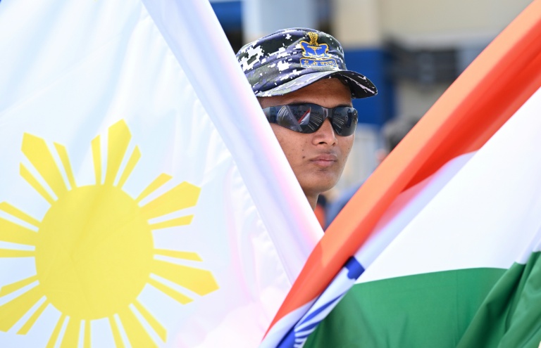 Philippine, Indian Navies Begin First Joint South China Sea Patrols thumbnail