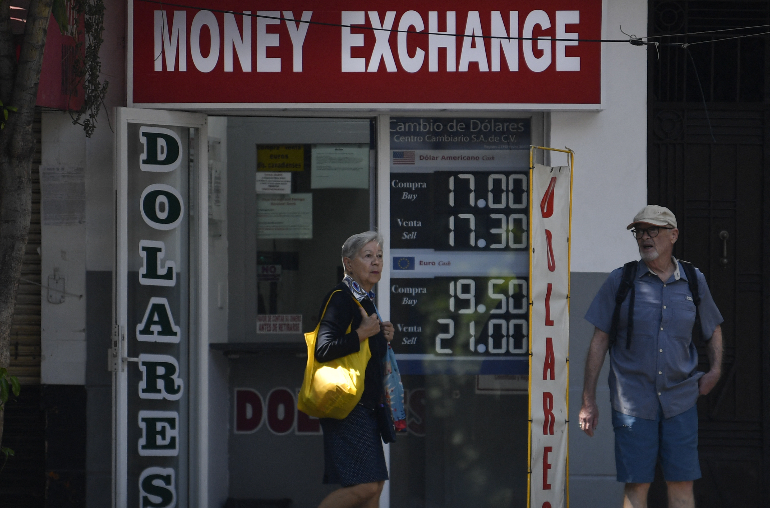 Remittances To Mexico Drop More Than 15% In June With Immigration Crackdown And Trump Tax Threats