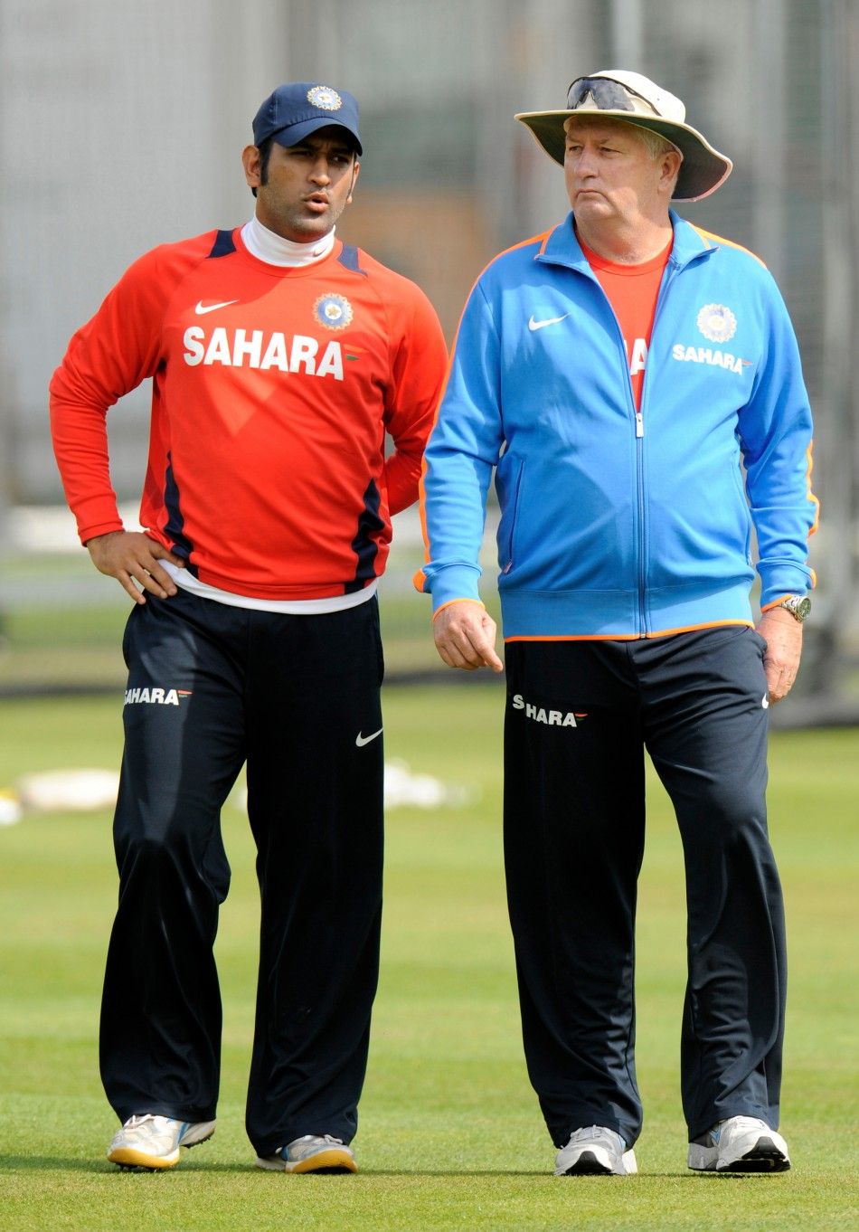 India039s Dhoni talks to Fletcher during a training session before Thursday039s first cricket test match against England at Lord039s.