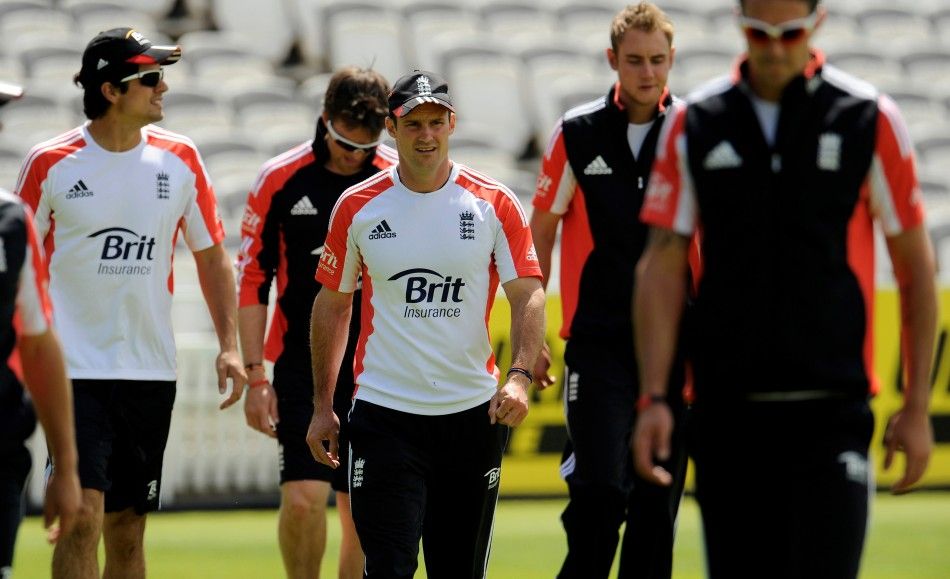 England039s Strauss walks with other players during a training session before Thursday039s first cricket test match against India at Lord039s cricket ground in London.