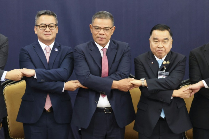 Thai Deputy Defence Minister Nattaphon Narkphanit (R) and Cambodian Defence Minister General Tea Seiha (L) formalised a ceasefire on Thursday