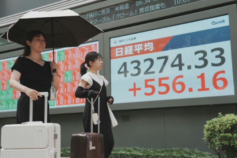 https://d.ibtimes.com/en/full/4615860/pedestrians-walk-past-electronic-quotation-board-displaying-nikkei-stock-average-wednesday.jpg