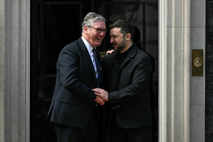 Ukrainian President Volodymyr Zelensky (R) was to arrive at 9:30 am (0830 GMT) at Downing Street, Prime Minister Keir Starmer's said