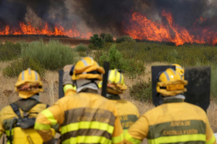 Lower temperatures gave firefighters an edge in their battles agaisnt wildfires raging for days in Spain