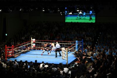 Moruti Mthalane of South Africa (L) fights against Masayuki Kuroda of Japan in Tokyo in 2019