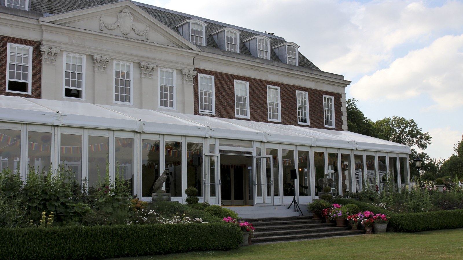 ویلفیلد هاوس، کاخ بزرگ و تاریخی در مرکز لندن، میزبان دونالد ترامپ در سفر رسمیاش به بریتانیا است. این اقامتگاه نه تنها محل اقامت دیپلماتهای آمریکایی بلکه مرکزی برای مهمانیهای باشکوه و رویدادهای دیپلماتیک است.