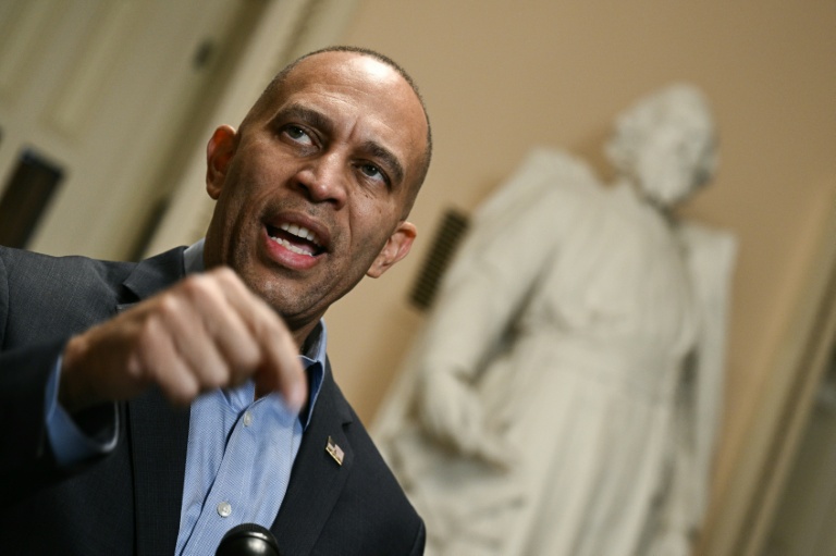 https://d.ibtimes.com/en/full/4624417/us-house-minority-leader-hakeem-jeffries-says-he-fellow-democrats-will-not-intimidated-white.jpg
