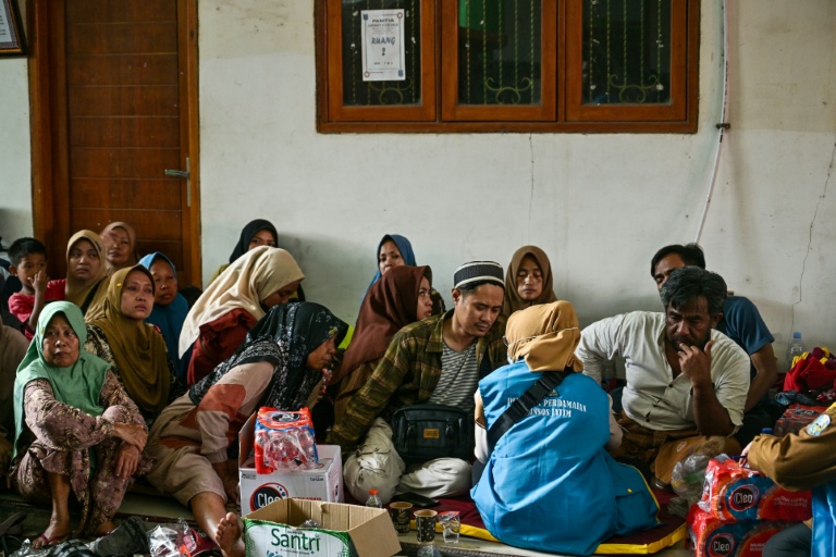 https://d.ibtimes.com/en/full/4624534/families-were-tense-wait-news-after-school-collapse-indonesia-buried-dozens.jpg