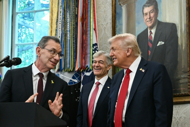 https://d.ibtimes.com/en/full/4624615/pfizer-ceo-albert-bourla-l-speaks-white-house-medicare-medicaid-administrator-mehmet-oz-us.jpg