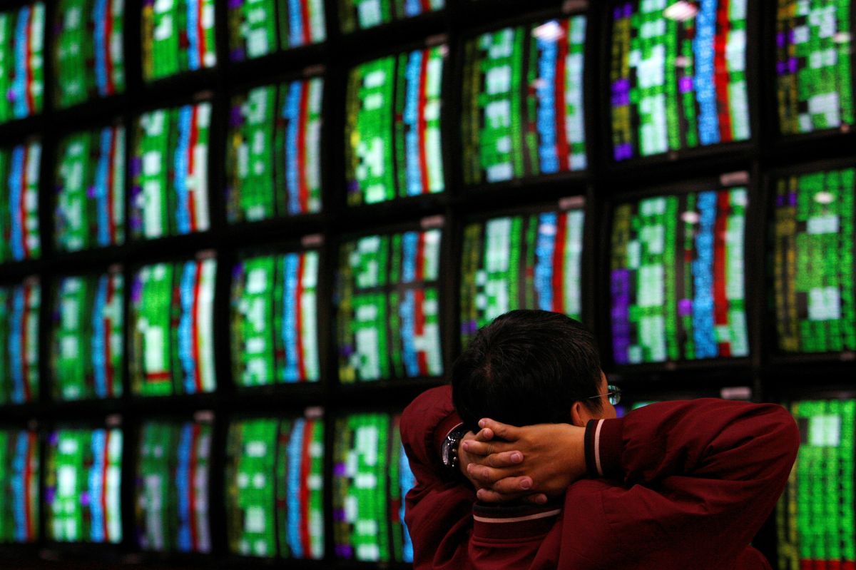 https://d.ibtimes.com/en/full/4624647/man-looks-stock-market-monitors-taiwan.jpg