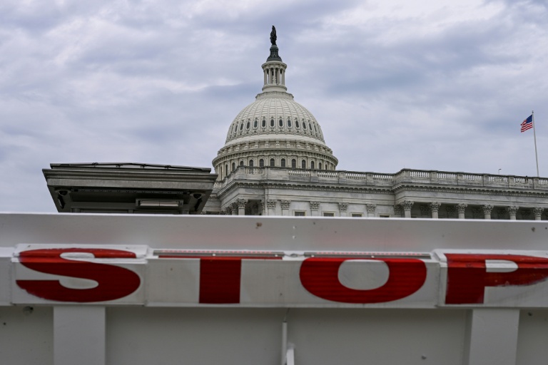 https://d.ibtimes.com/en/full/4624737/democrats-republicans-unable-reach-funding-deal-us-government-brink-shutdown.jpg