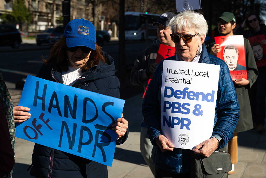 https://d.ibtimes.com/en/full/4624890/pbs-npr-brace-shutdown-after-congress-cuts-11b.jpg