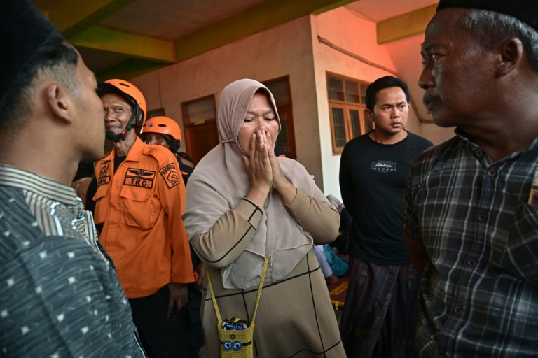 https://d.ibtimes.com/en/full/4625119/relatives-missing-students-gather-search-rescue-operations-continue-boarding-school-east-java.jpg