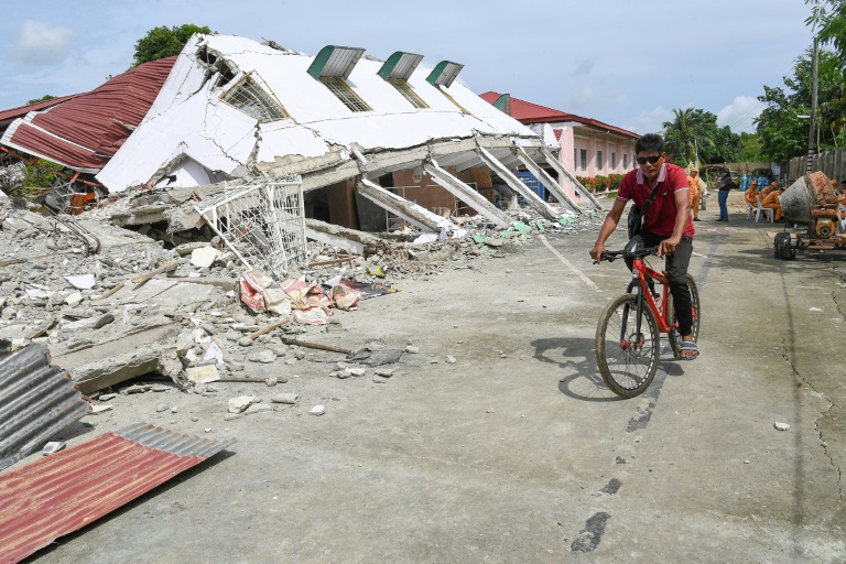 https://d.ibtimes.com/en/full/4625139/death-toll-powerful-earthquake-central-philippines-rose-72-thursday.jpg