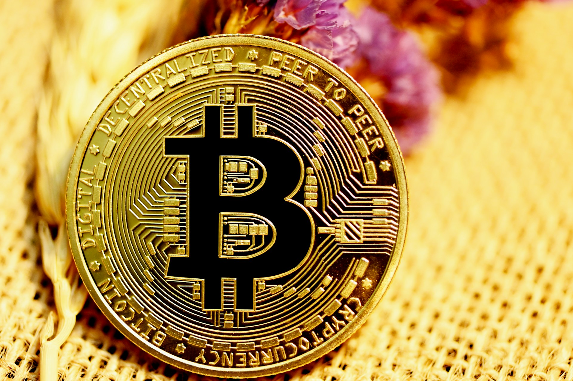 https://d.ibtimes.com/en/full/4626196/bitcoin.jpg