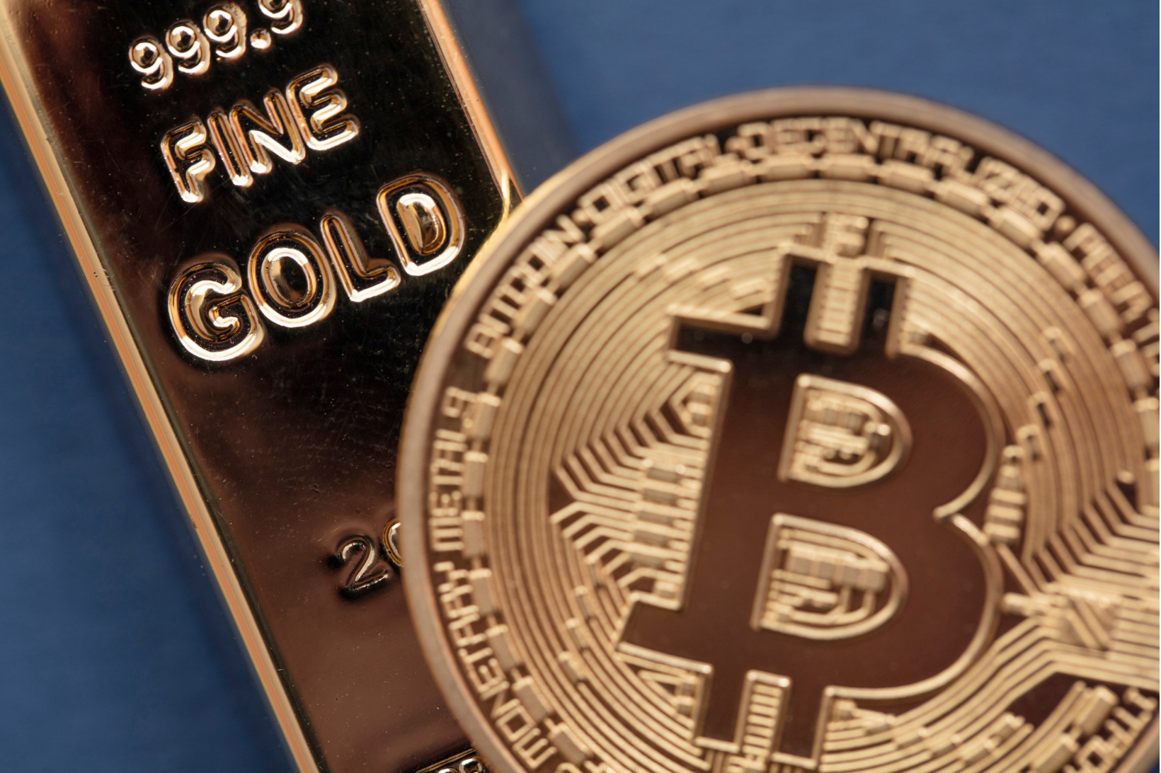 https://d.ibtimes.com/en/full/4626300/gold-bitcoin.png