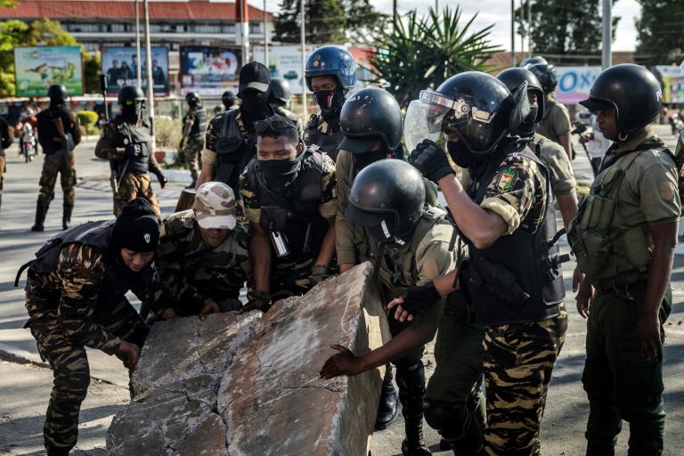 https://d.ibtimes.com/en/full/4626309/police-were-accused-heavy-handed-response.jpg