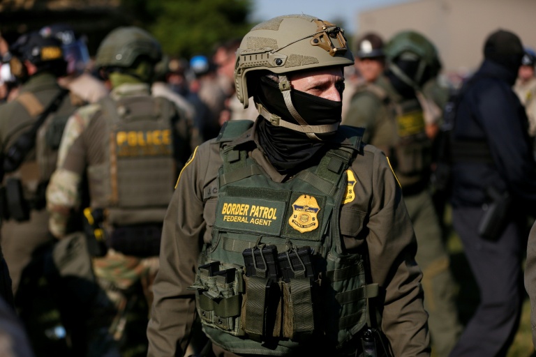 https://d.ibtimes.com/en/full/4626334/us-customs-border-protection-agent-stands-guard-broadview-illinois-where-hundreds-people.jpg