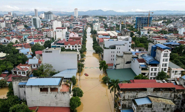 https://d.ibtimes.com/en/full/4626905/record-floods-submerged-streets-several-communities-vietnam-wednesday-least-eight-people.jpg