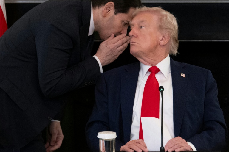 https://d.ibtimes.com/en/full/4627098/us-secretary-state-marco-rubio-whispers-president-donald-trump-white-house-after-handing-him.jpg