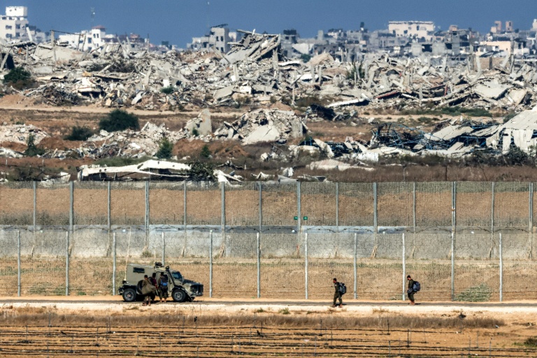 https://d.ibtimes.com/en/full/4627136/israeli-army-soldiers-walk-towards-armoured-vehicle-position-along-border-fence-gaza-strip.jpg